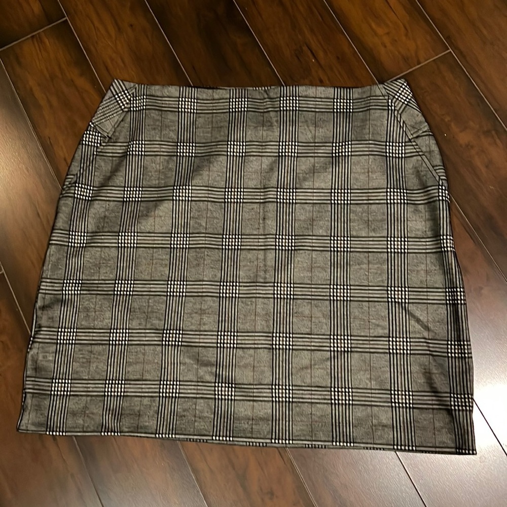 Apt. 9 pencil skirt with pockets Glenn plaid NWOT tags were removed🍁